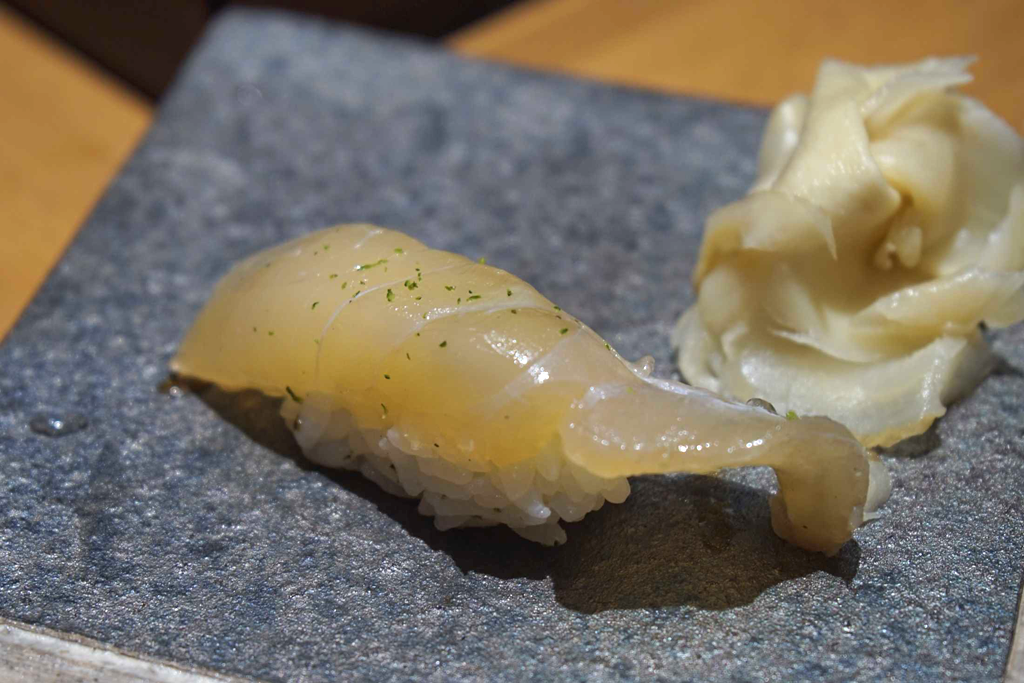 南国ならではのイラブチャーと味噌で身を〆たイラブチャーの味噌〆寿司は、江戸前の技術と沖縄の食材が融合した琉球鮨とも言える一品です。