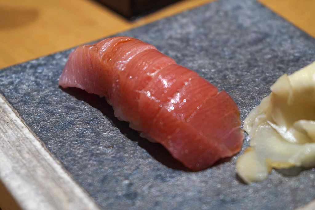 奄美大島のマグロの中トロ寿司は、身のハリとトロならではのとろける食感が両立。