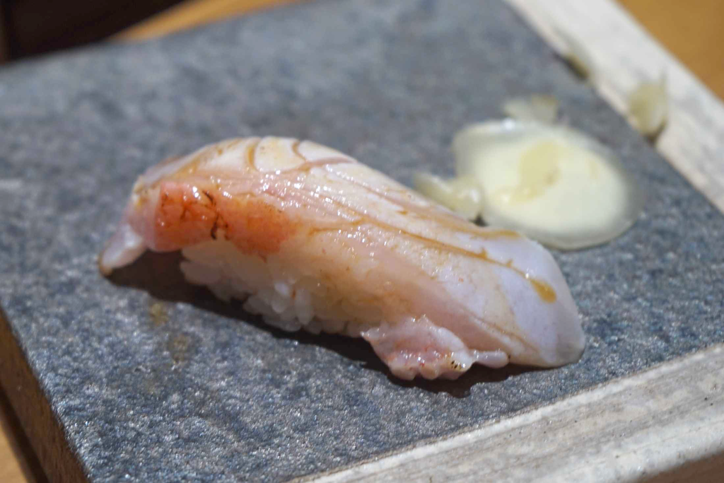 金目鯛の炙り寿司は、炙った香りと程よい甘味と身のハリを感じられる一品。