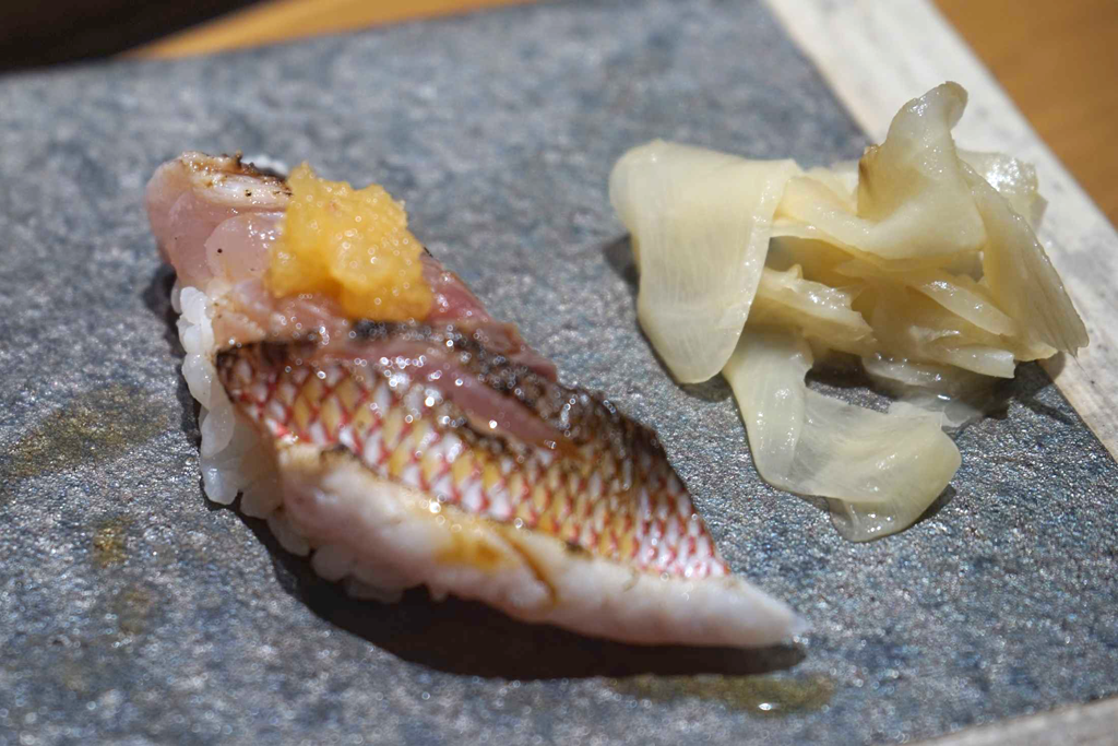 グルクンの寿司は、表面を炙った事で香りがよく、とろっとした食感が癖になります。