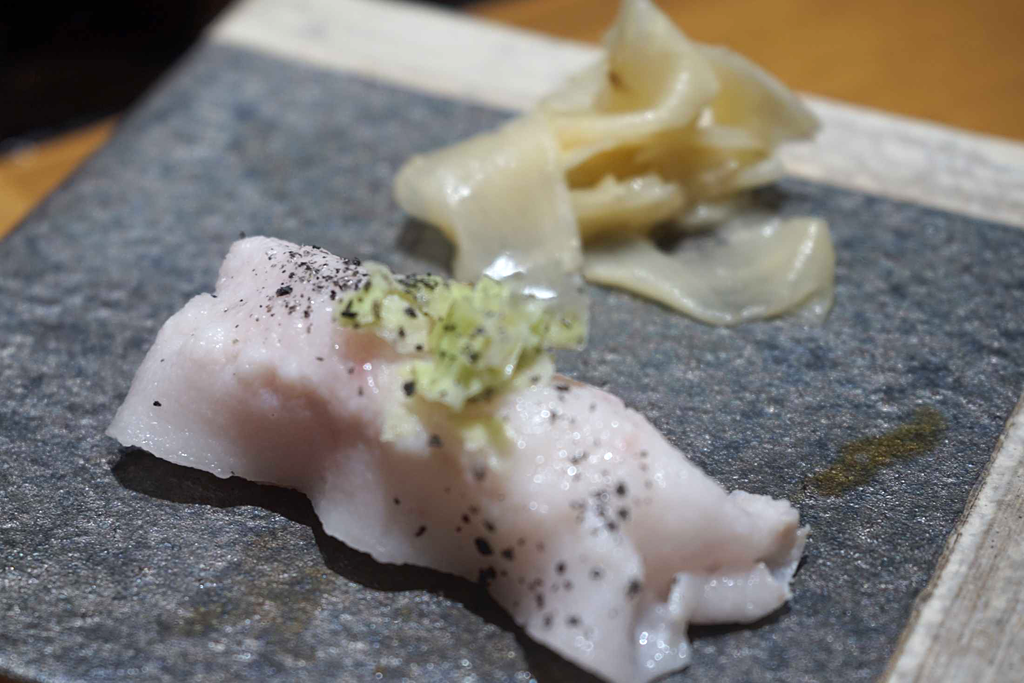 あぐー豚の炙り寿司は、程よい脂の旨味を感じながらも、寿司に添えられたシークワーサーを使用した薬味によって後味がさっぱりで口離れが良い。