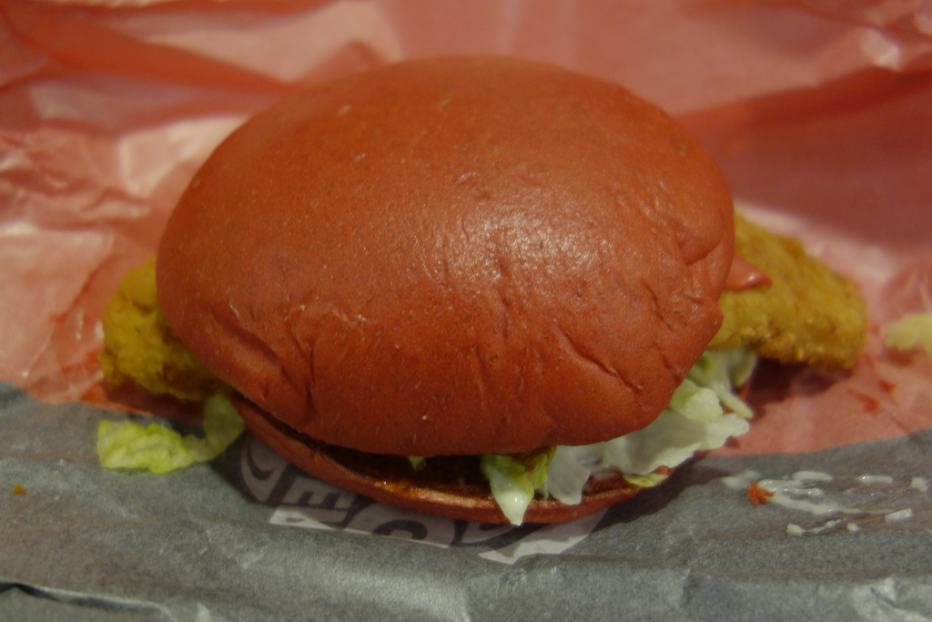 赤侍鶏バーガーはパンズが真っ赤なのが印象的。