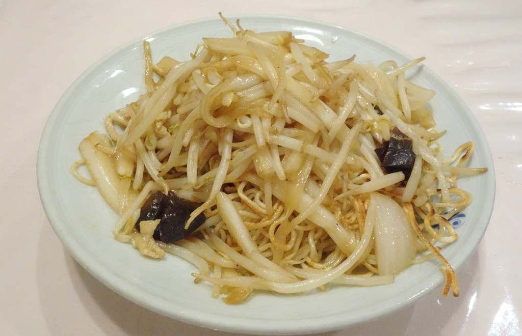 池波正太郎好物の上海式焼きそばは、もやしと玉ねぎがたくさん入った塩ベースの味付け。