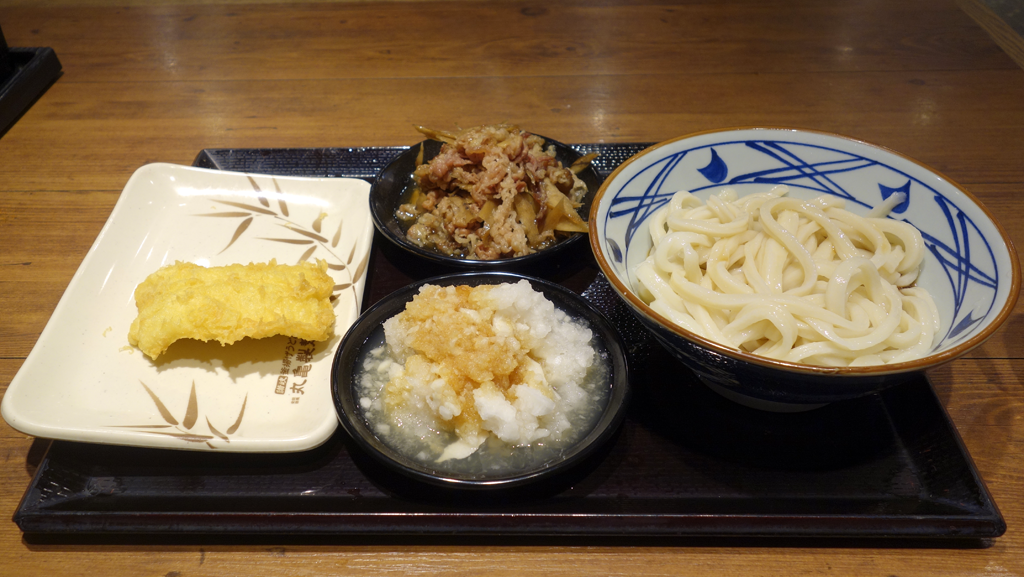 今回のメニュー、鬼おろし肉ぶっかけの並盛と鱧の天ぷら。