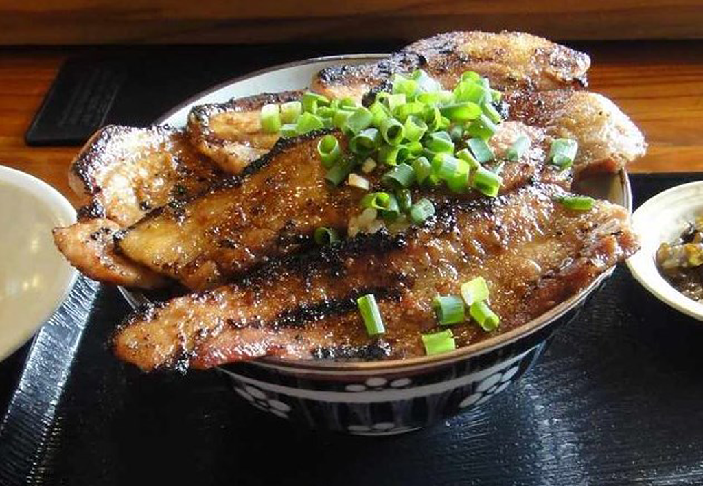 ねぎだく指定をしなかった時の豚丼。ねぎだくに比べてネギの量は少なめです