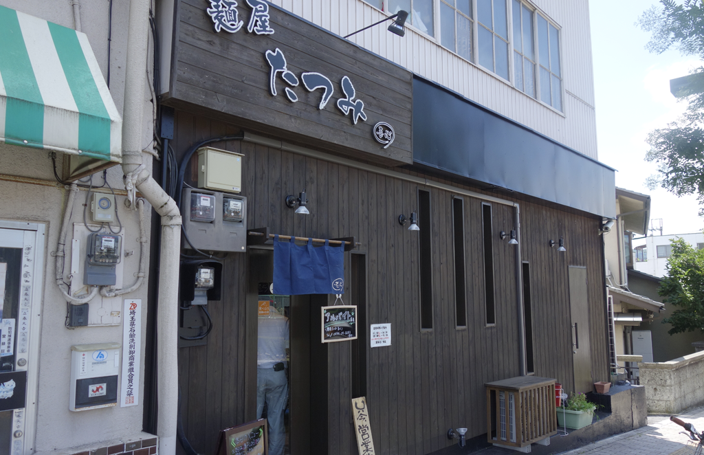 秩父駅から徒歩5分ほどの所にある麺屋たつみは、お昼時になると行列ができることも