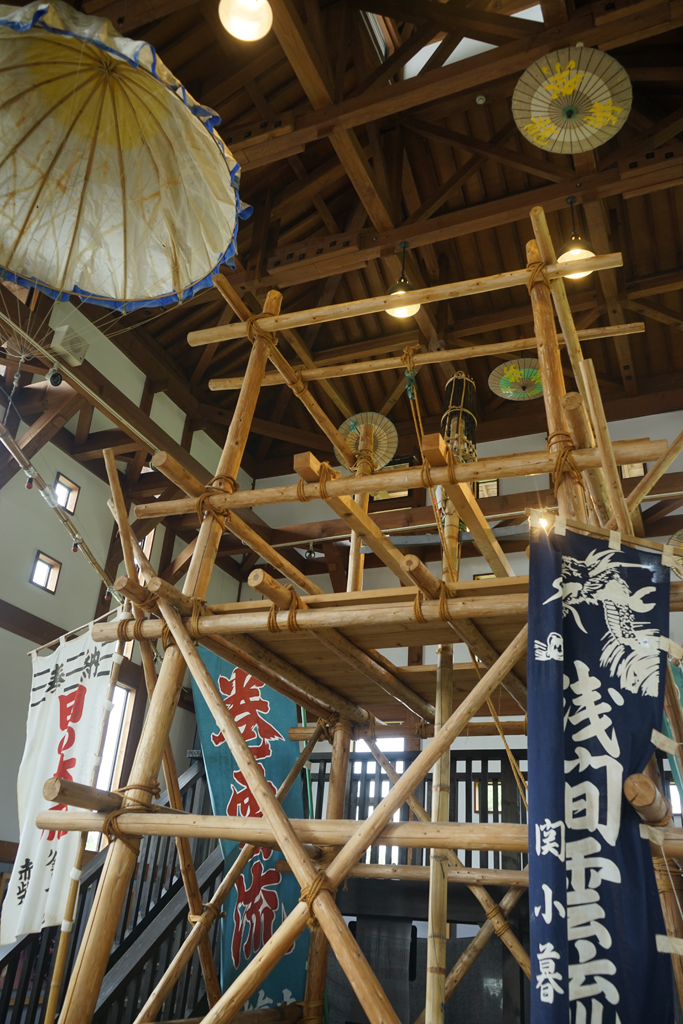館内には龍勢祭りで龍勢を打ち上げる櫓を再現した物が展示