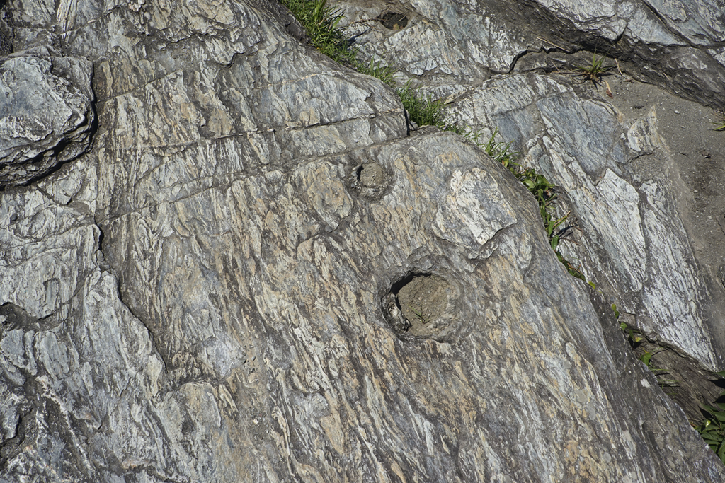 長瀞の特徴は、畳のような見た目をした岩畳が広がる他、川底に石が回りこむ事で穴が空いた甌穴(ポットホール)が特徴的