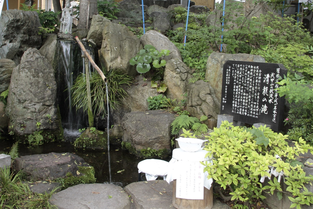 今宮神社内には武甲山伏流水が平成の名水百選である事を示す石碑があり、こちらの水も武甲酒造のお水と同様な味わい
