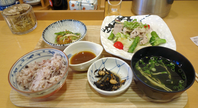 食レポ やよい軒の 温野菜の豚しゃぶ定食 は豚肉と根菜で食べごたえはしっかり カロリー490kcalのヘルシー定食 ネタとぴ