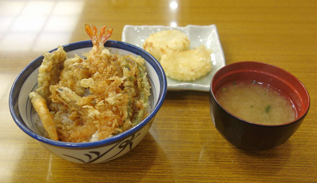 食レポ 芝海老のパリパリ食感とじゅわっと汁の滴る牡蠣がうまい てんやの秋限定メニュー かきと芝海老の天丼 ネタとぴ