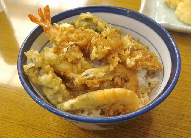 食レポ 芝海老のパリパリ食感とじゅわっと汁の滴る牡蠣がうまい てんやの秋限定メニュー かきと芝海老の天丼 ネタとぴ