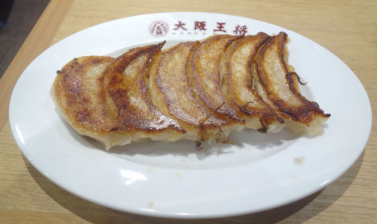 「やっぱコレやで！　元祖焼餃子」は、餡はあっさり、焼き面はカリカリ。いつもの「大阪王将」の美味しさ