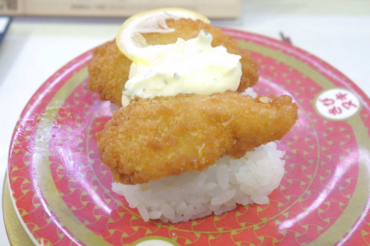 「赤魚フライ」は揚げたてサクサクなフライが乗った創作寿司。淡白な味の赤魚を揚げたことでおいしさとボリューム感がアップ