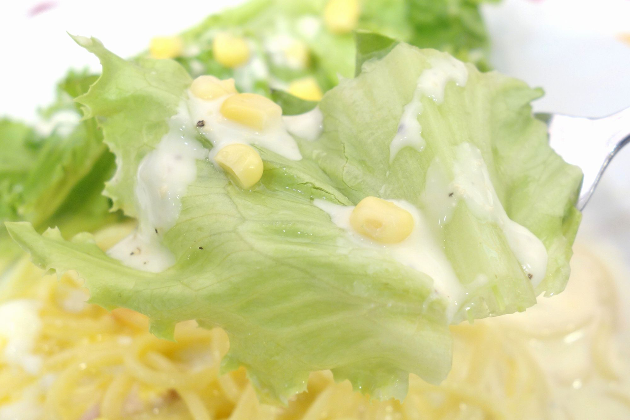 カルボナーラに添えられていたシーザーサラダは、チーズ風味が強く効いたドレッシング＋歯ざわりが心地よい生野菜。料理が美味しいのはうれしい驚き！