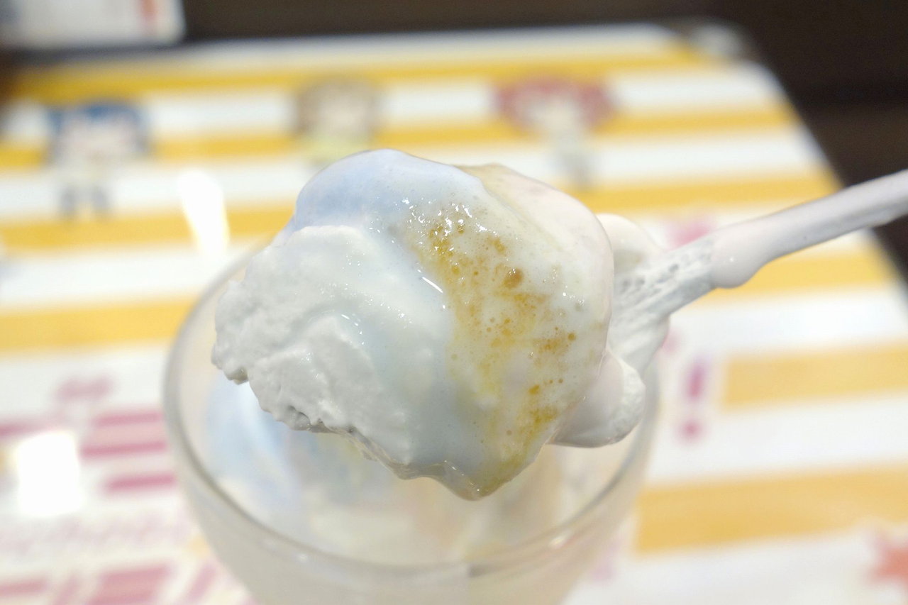 パフェ上部は生クリームとフルーティーなアイスクリームが使われており、円やかで甘さが濃い目な美味しさ