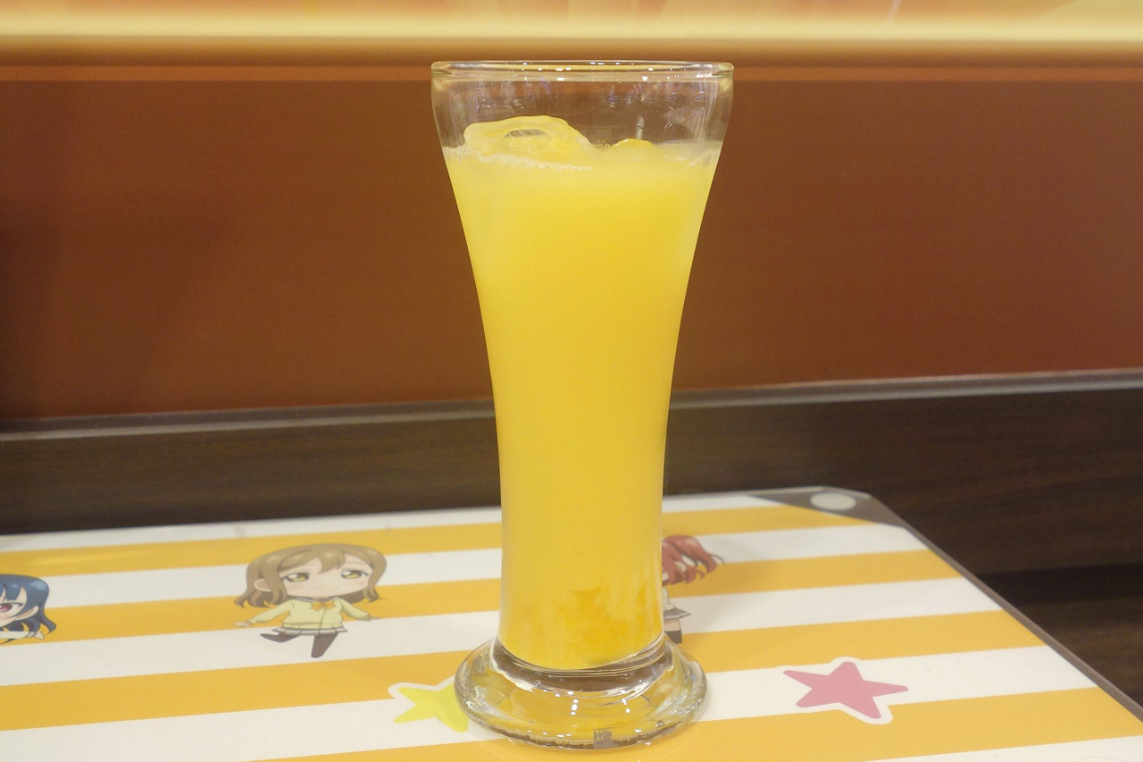 オレンジの酸味とゼリーのぷちぷちとした食感が心地よい「高海千歌　みかんゼリー＋オレンジジュース」