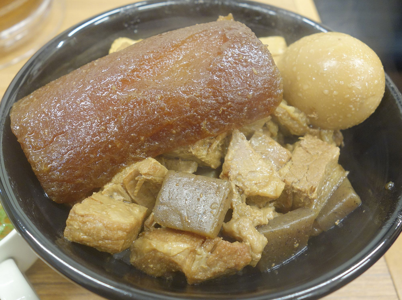 「デラ肉めし」はご飯の上に牛トロ肉、豆腐、大根、玉子が乗ったどんぶり飯でボリューム満点