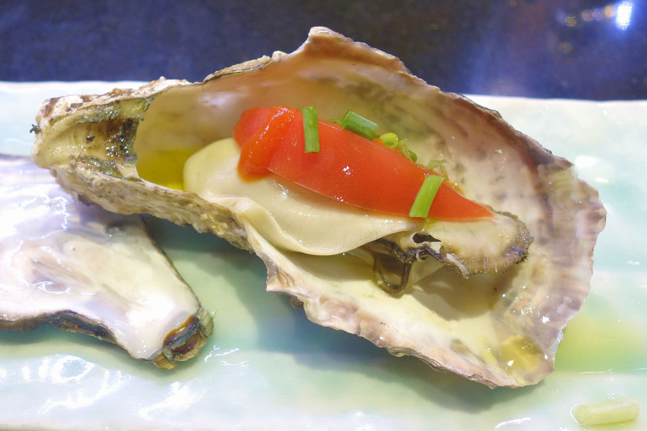 「蒸し牡蠣」はプリプリとした牡蠣の上に、ピリっとした辛さのチリソース、生のトマトを添えたもので、想像以上にチリソースと牡蠣との相性が良く、ビールが欲しくなる美味しさ