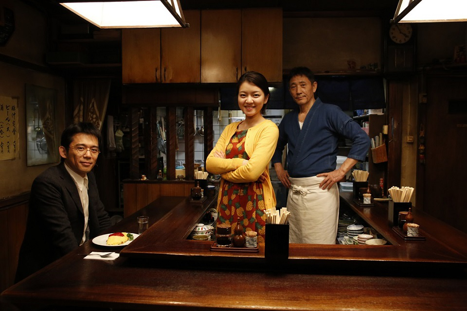 韓国ロケを行なった、エピソード「オムライス」から。岡田義徳さん演じる物理学者・雨宮と、コ・アソンさん演じる日本で働く韓国人女性レイの国境を超えたラブストーリー