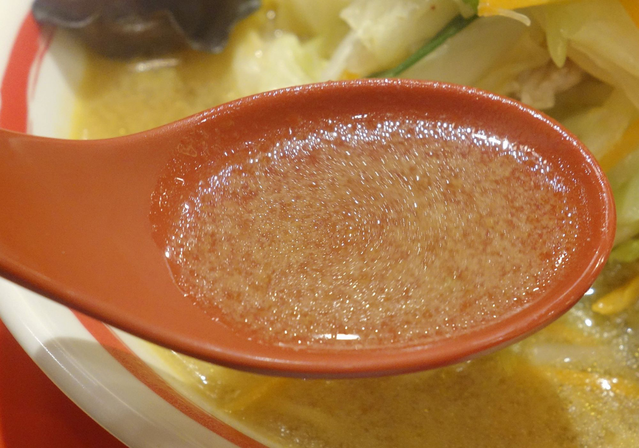スープは「近江ちゃんぽん」と同様、旨味たっぷり後味さっぱり。さらに、バランスよく甘味、辛味、酸味がMixされたことで、複雑に風味が混ざり合った「トムヤンクン」らしさもしっかり再現