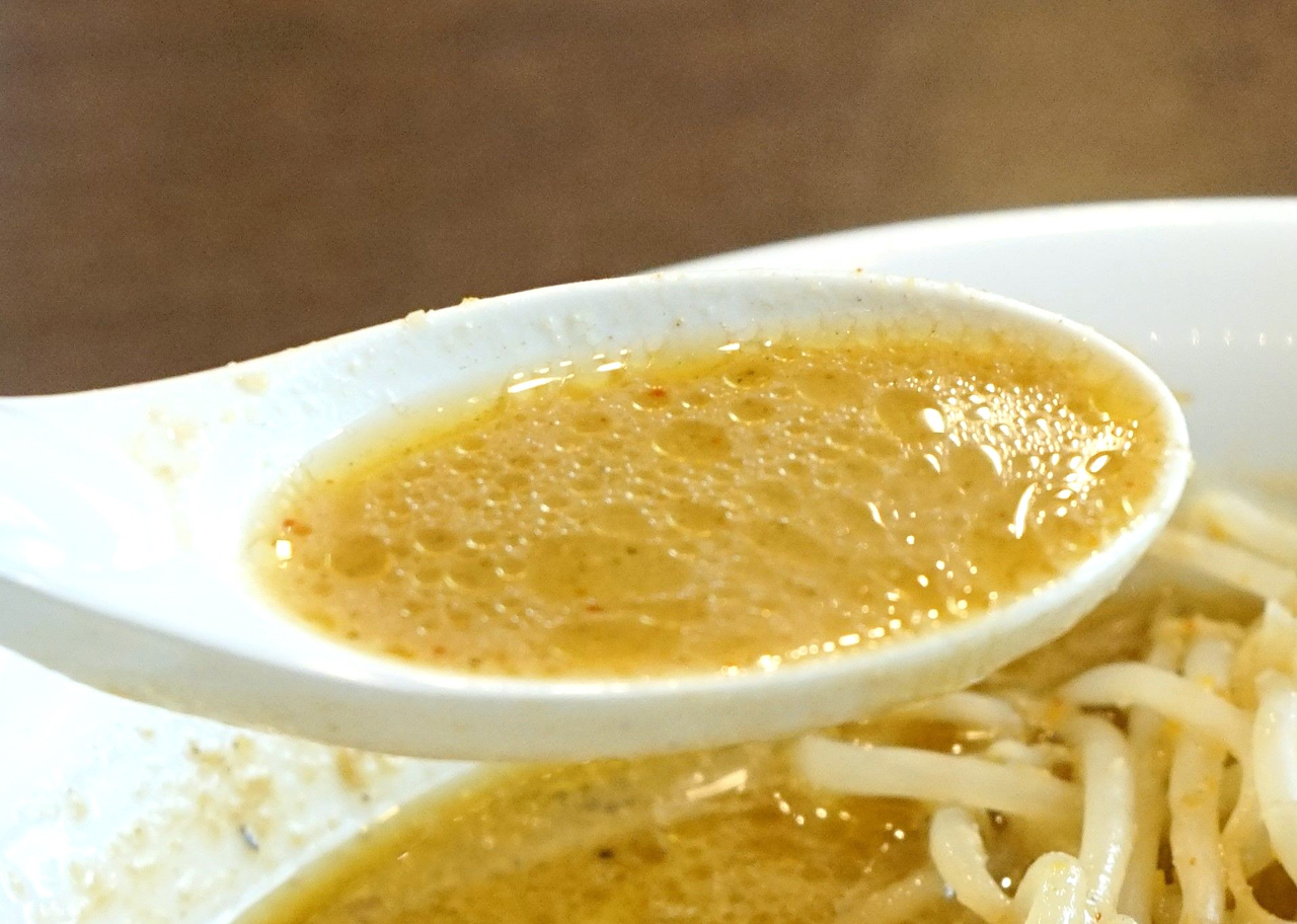 米味噌、豆味噌、麦味噌をバランスが良く使ったスープは、円やかさと甘味が立った味わい。濃い目の味つけのイメージのある味噌ラーメンのスープにしては塩気がマイルド