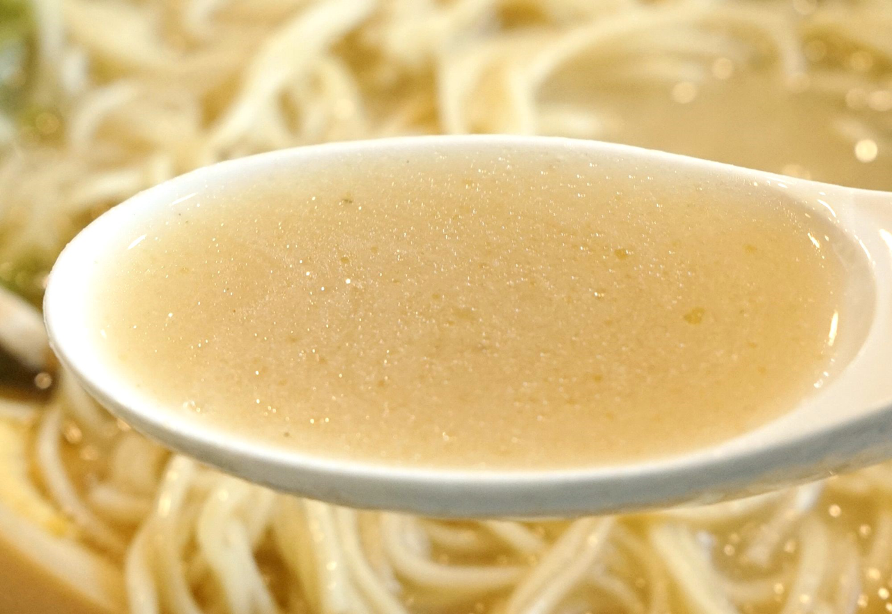 鶏白湯スープは力強い旨味が感じられながらも、後味がスッキリしているのが特徴
