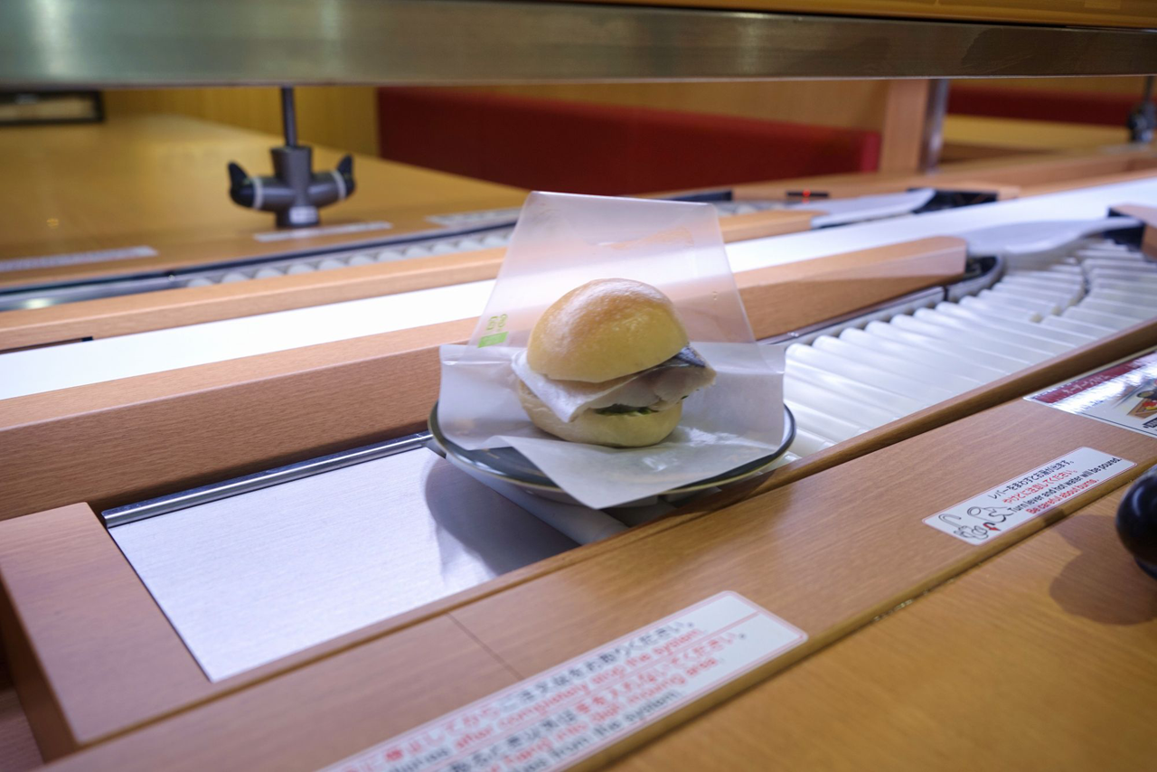 注文した商品が席まで直接届く「オートウェイター」は、通常のお寿司の回るレーンの下に「オートウェイター」専用レーンがあります