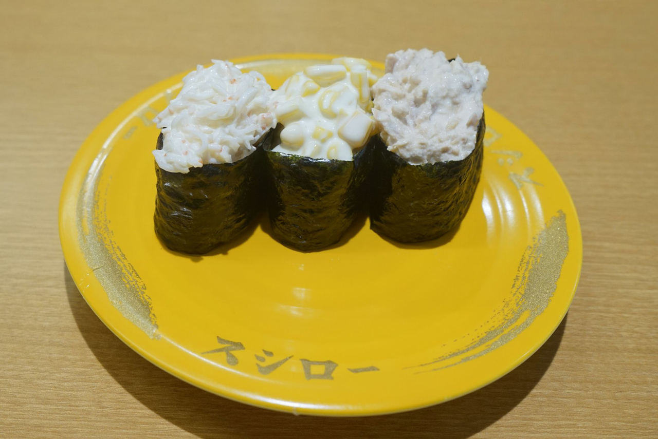 「サラダ3貫」は、カニ風サラダ、コーン、ツナをマヨベースのソースで和えた創作寿司メニュー