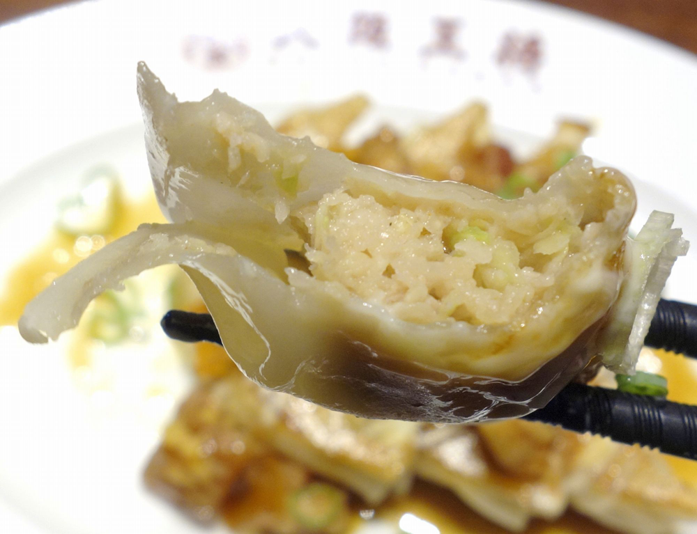 「てりマヨ牛カルビ焼き餃子」のベースは、「元祖焼き餃子」と同じように、サッパリとした餡を使った焼き餃子