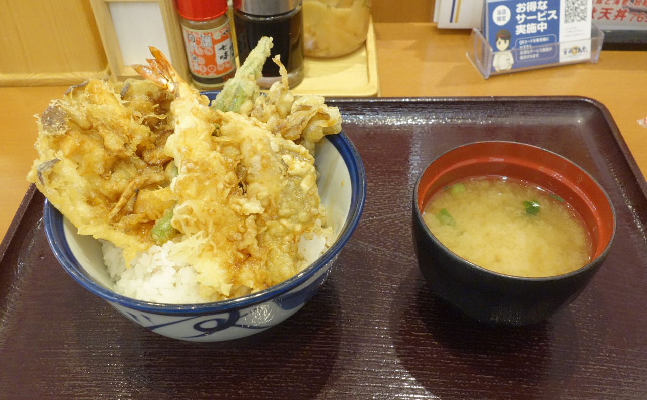 今回は豪華な天ぷらがたくさん入った上に、熱々の味噌汁も付く「松茸と海老、秋鮭の秋天丼」を注文