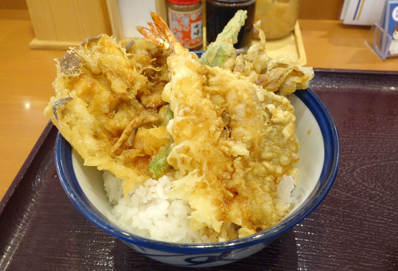 「松茸と海老、秋鮭の秋天丼」は、海老、いんげん、秋鮭、舞茸の天ぷらと、松茸といかしめじのかき揚げが入ってボリューム満点！