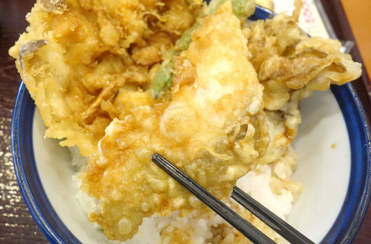 秋鮭の天ぷらはサッパリとした美味しさで、甘いタレとの相性抜群