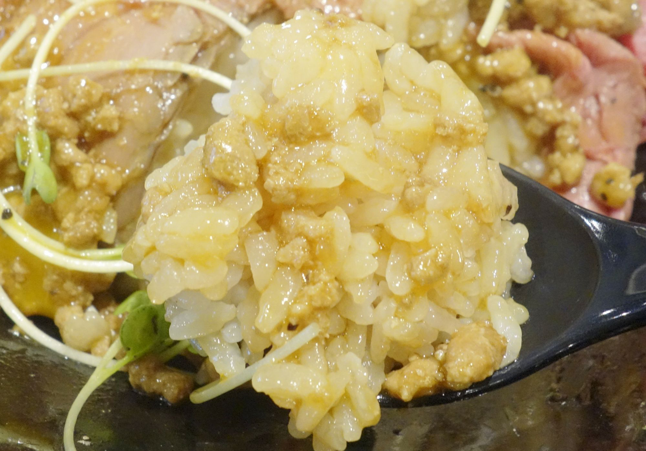 ごはんはタレとの組み合わせを考えて固めに炊かれているため、米粒がベチャッとせず、甘辛いタレが絡んだそぼろ肉としっかりマッチ！