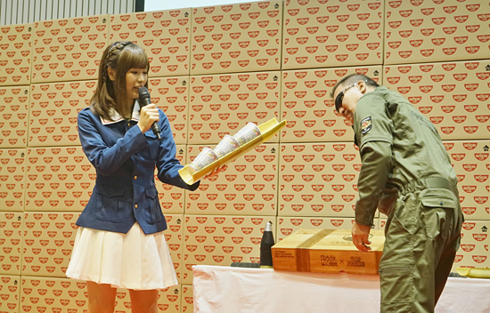 日清カップヌードル ガルパンのコラボ発表会 日清食品オンラインストアでプレゼントされる 生カップヌードル も最速レビュー ネタとぴ