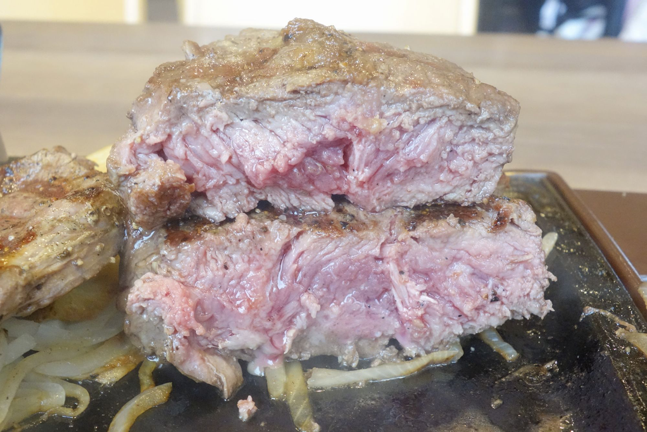 厚切りミスジステーキを切り出してみると、分厚く大迫力！　お肉は中央部分がレアなミディアム・レアな焼き加減でした