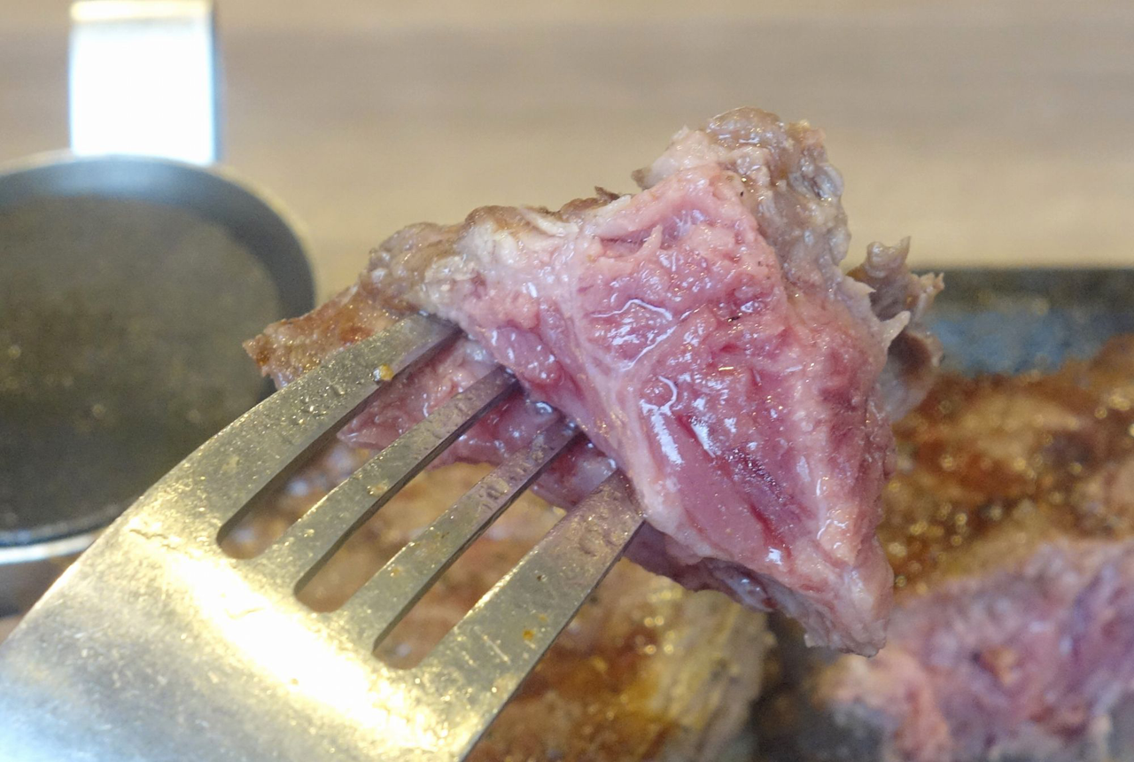 厚切りミスジステーキは、赤身ならではのさっぱりとしたお肉の旨味が特徴