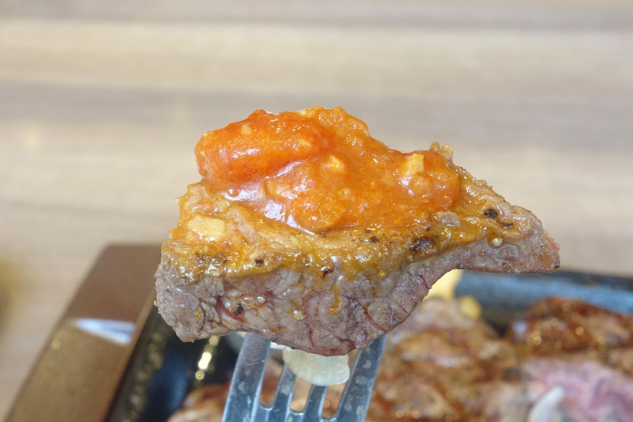 厚切りミスジステーキには、トマトの酸味とにんにくのコクが効いたガーリックソースがオススメ