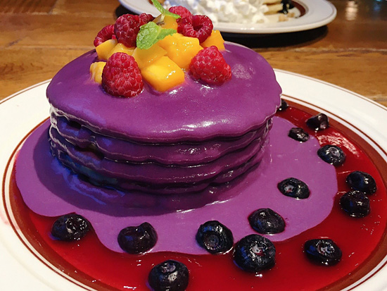 衝撃の紫色のパンケーキに血のドリンク 今年も エッグスンシングス のハロウィンが楽しいぞ ネタとぴ