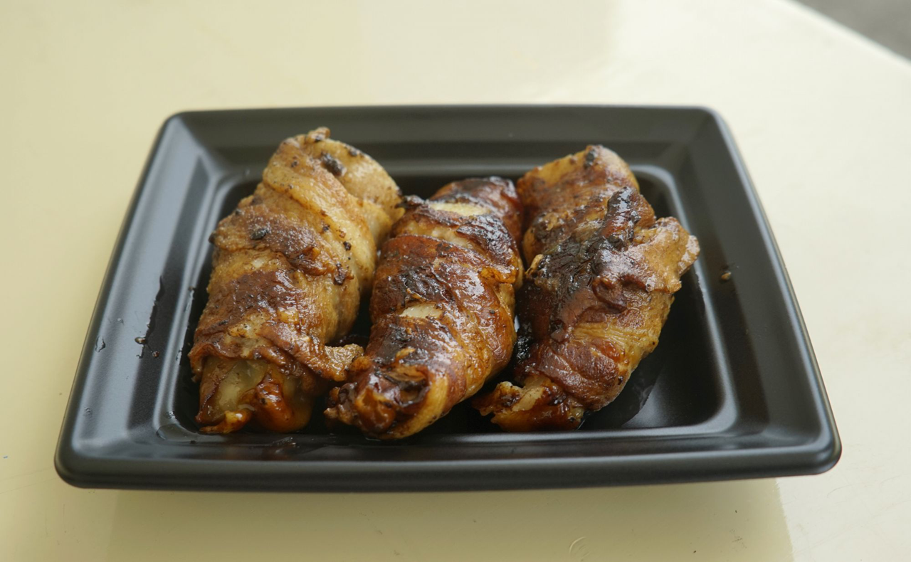 「新札幌名物　肉の爆弾　肉巻餃子」は、一時期ブームになった宮崎県の郷土料理「肉巻きおにぎり」を小型化したような見た目
