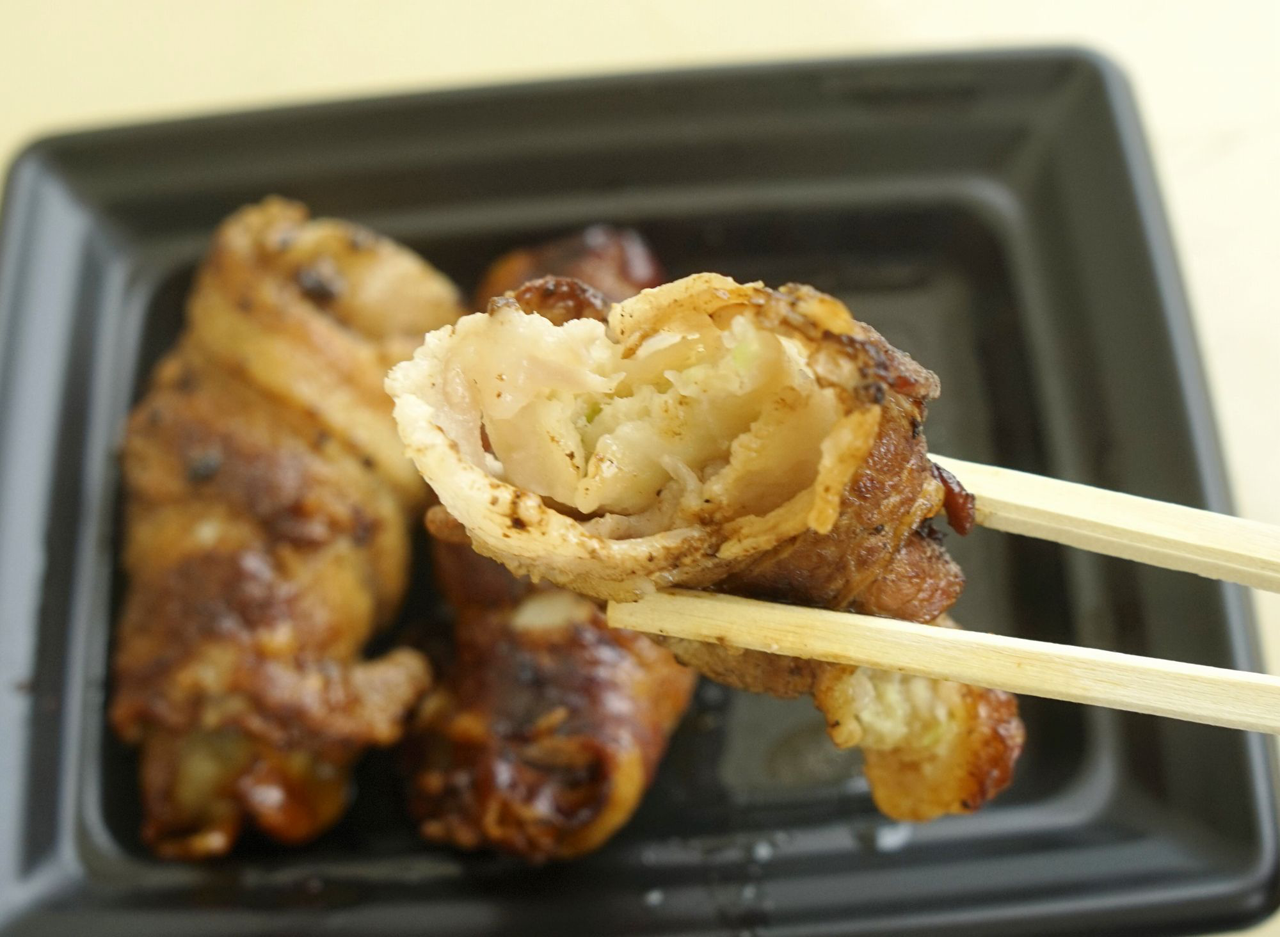 「新札幌名物　肉の爆弾　肉巻餃子」を割ってみると、中にはさっぱりとした餡が入った餃子が入っており、見た目同様に肉々しい力強い美味しさが楽しめます