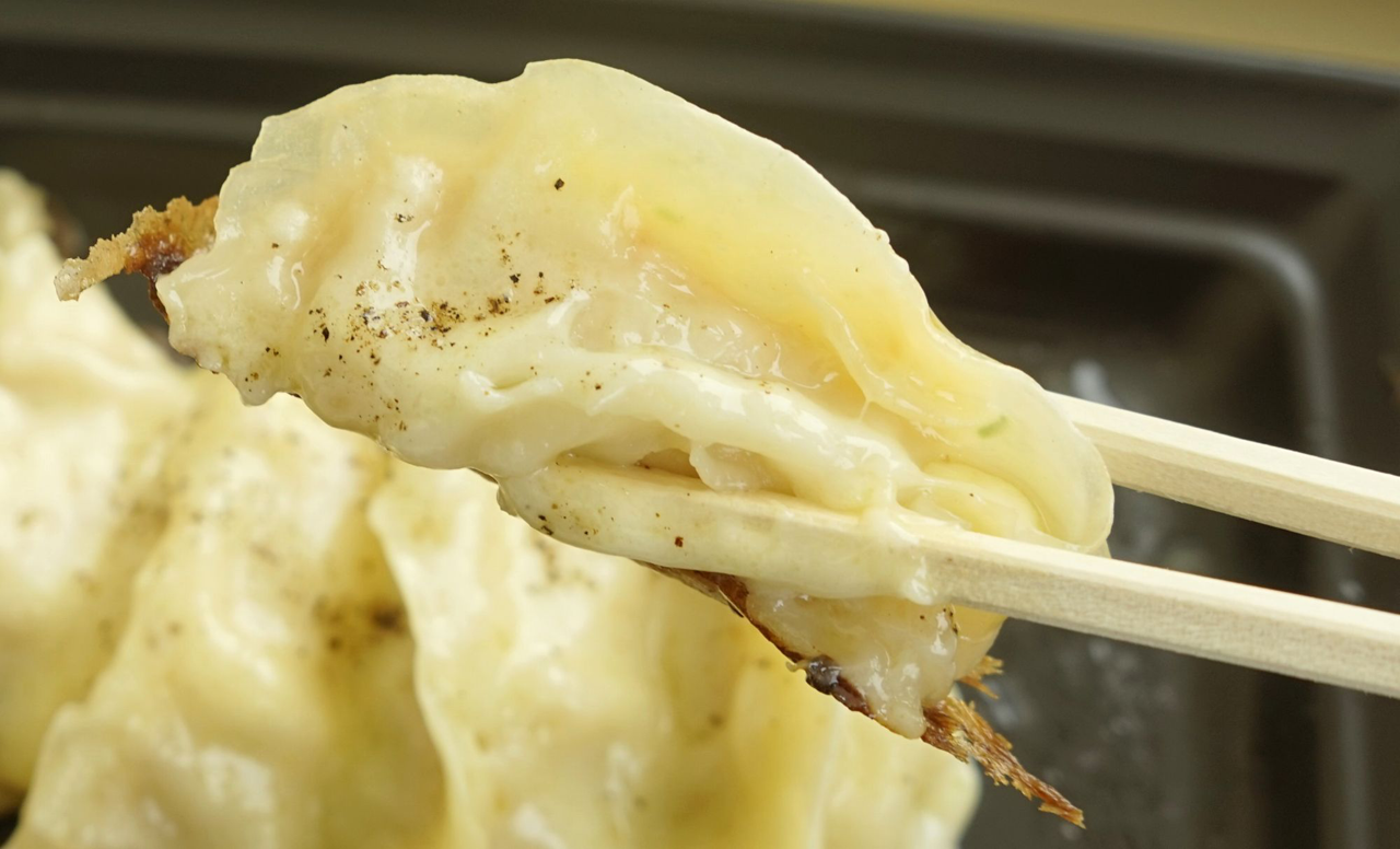 「京都えびチーズ餃子」は、薄めの皮の中にえびを中心としたプリプリ食感の餡、濃厚なチーズを絡めて焼いた創作餃子。胡椒が効いているので、つまみにもぴったり