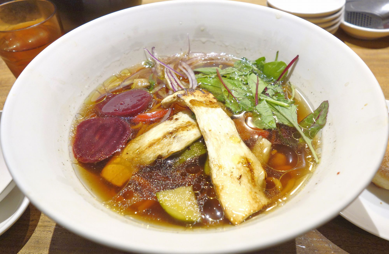 「茸香るベジ麺」は透明感のあるスープに、きのこや野菜がたっぷり入ったヘルシーな見た目のラーメン