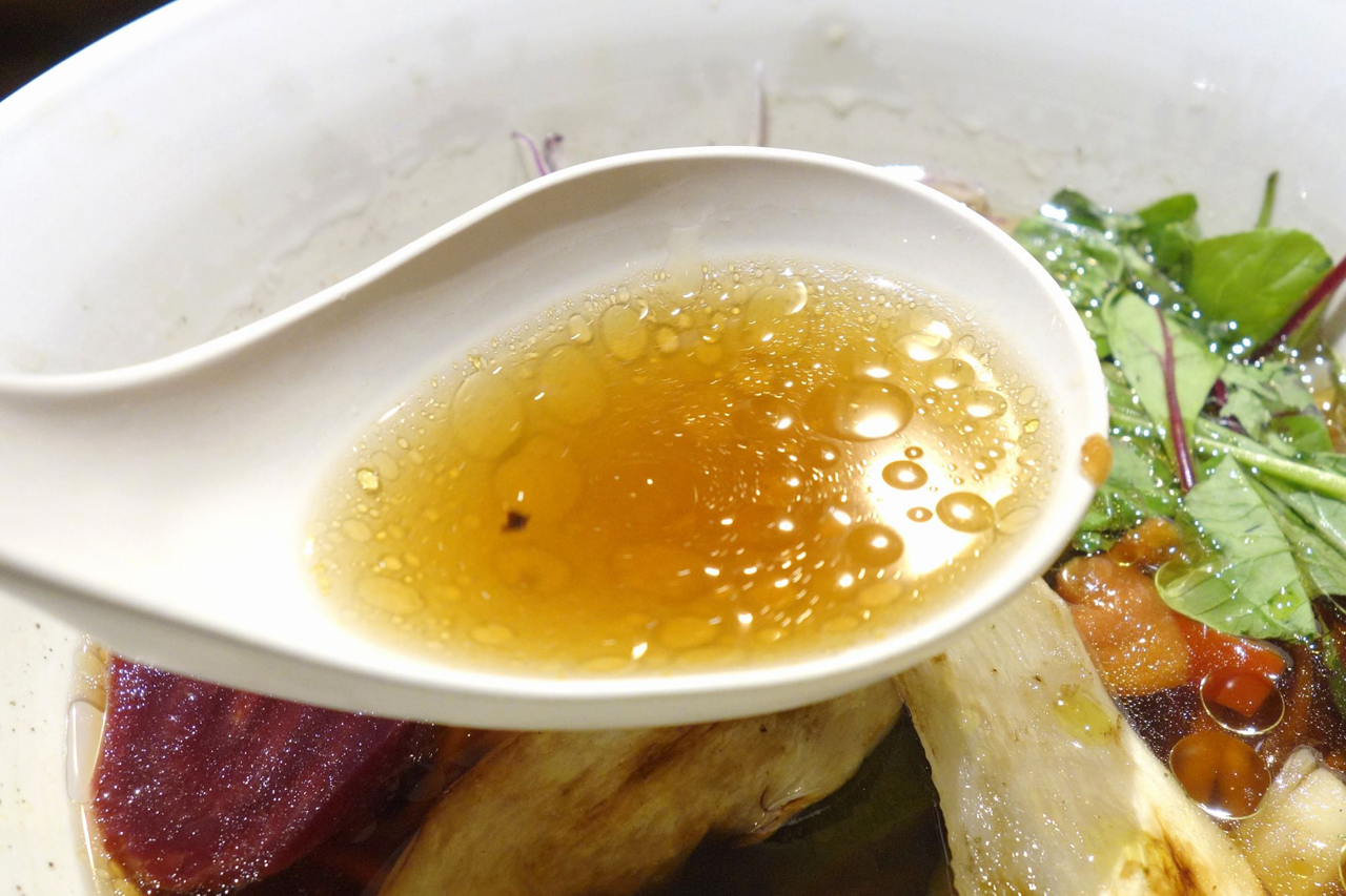 透明感のあるスープは、きのこや野菜で出汁を取ったことでスッキリとしていながらも、想像以上に旨味たっぷり
