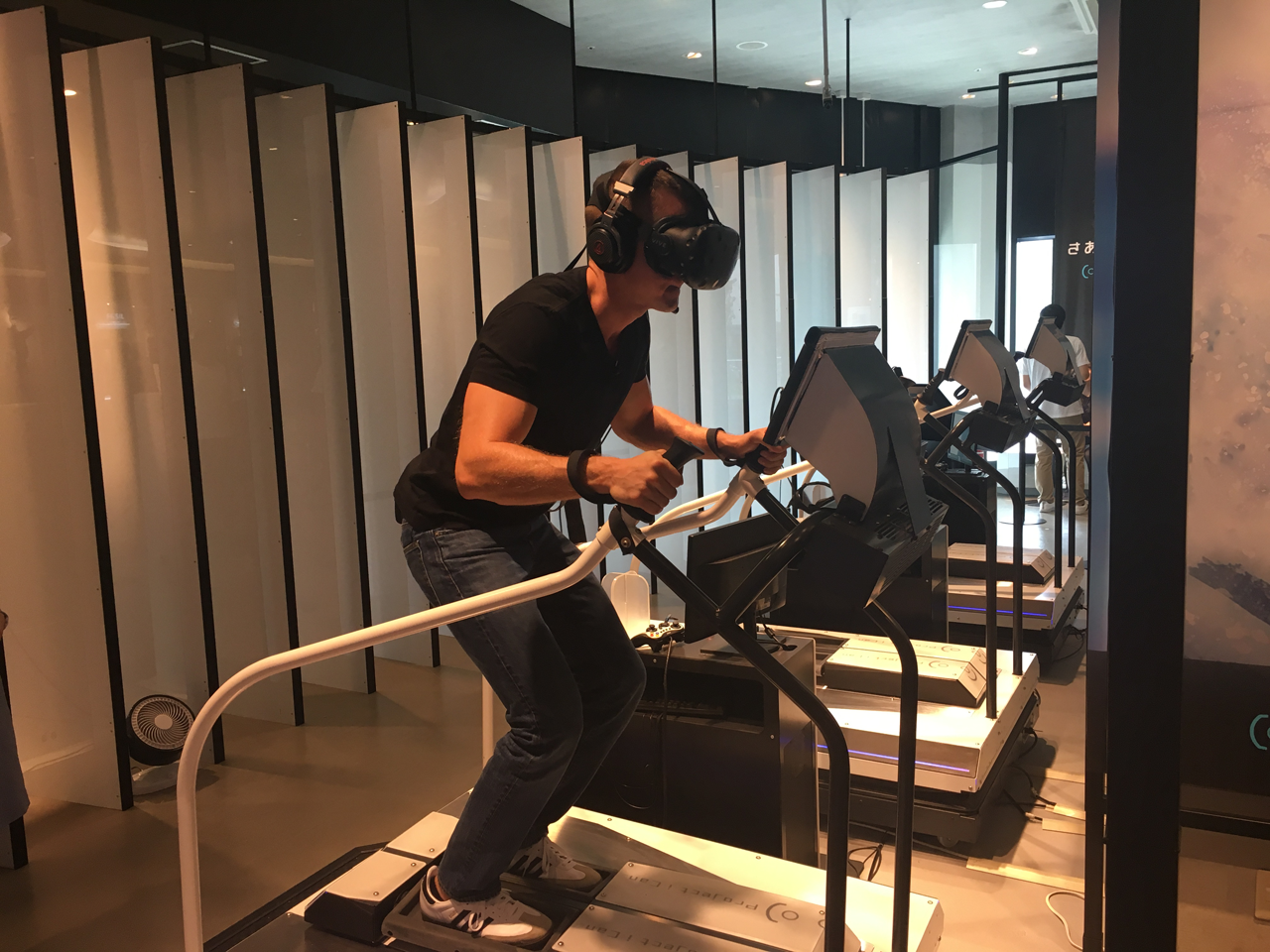 VR技術を使ったバーチャルスキーに挑戦するウィル・リプリー氏