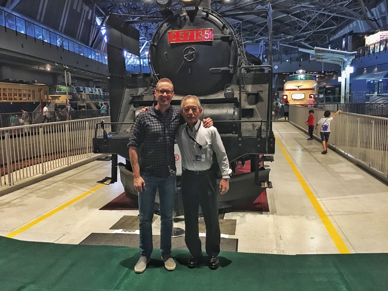 日本で最初の新幹線を運転した、引退した鉄道技術者 荒木文宏氏と