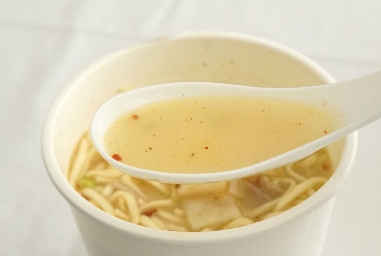 「セブンプレミアム　IPPUDO　NY　クラムチャウダーヌードル」のスープは、アサリの旨味たっぷりなことに加えて、トリュフオイルの香り、ペッパーの辛さ、塩気も強めで力強い美味しさにビックリ！