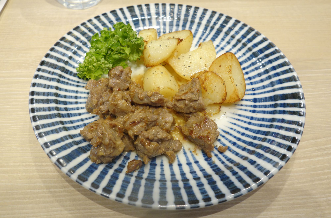 まずは「GYOZA OHSHO」オリジナルメニューの「牛肉のサイコロステーキ」をオーダー