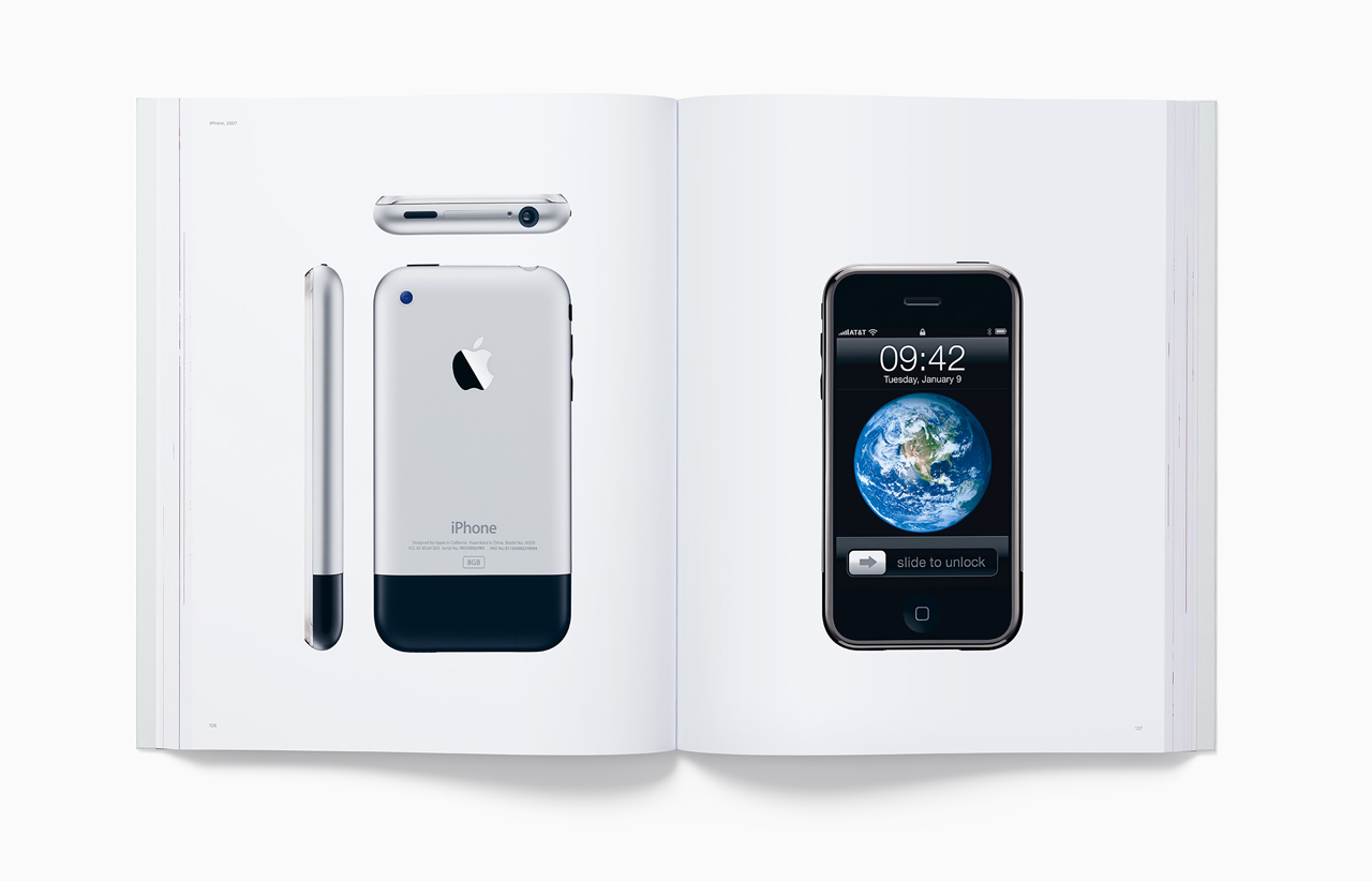 大小2つのサイズで発売される写真集「Designed by Apple in California」