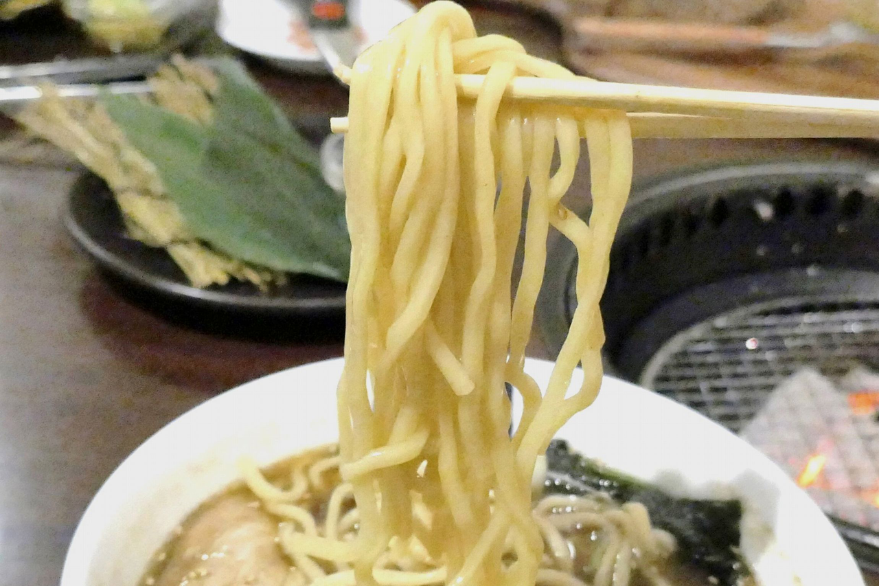 中太麺はしこしことした食感で、旨味たっぷりで後味にキレのある煮干し醤油スープとの相性抜群